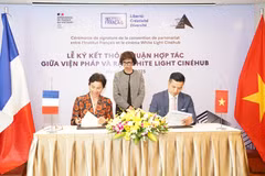 Lễ ký kết thỏa thuận hợp tác giữa Viện Pháp và không gian White Light Cinéhub. (Ảnh: PV/Vietnam+)