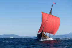 Cận cảnh thuyền chiến làm nên những hành động trên biển trong "The Odyssey." (Ảnh: Đoàn phim cung cấp)