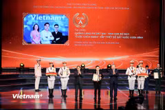 Tập thể tác giả vinh dự nhận giải A, Giải thưởng Búa liềm Vàng năm 2025. (Ảnh: Hoài Nam/Vietnam+)