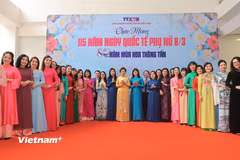 Phái đẹp Thông tấn thướt tha trong tà áo dài, trổ tài cắm hoa nghệ thuật