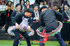 Trình diễn múa ngựa giấy của người dân tộc Nùng Dín (Mường Khương, Lào Cai). (Ảnh: Khánh Hòa/TTXVN)
