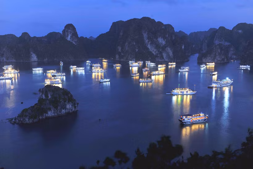 Du thuyền tại Vịnh Hạ Long. (Ảnh minh họa: Minh Đức/TTXVN)