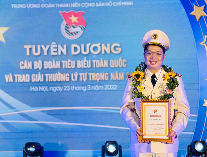 Phó Bí thư Đoàn Công an tỉnh Điện Biên Lò Văn Long nhận giải thưởng Lý Tự Trọng. (Ảnh: NVCC)