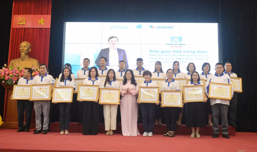 Bộ Giáo dục và Đào tạo tặng bằng khen cho các giáo viên tiêu biểu. (Ảnh: PV/Vietnam+)