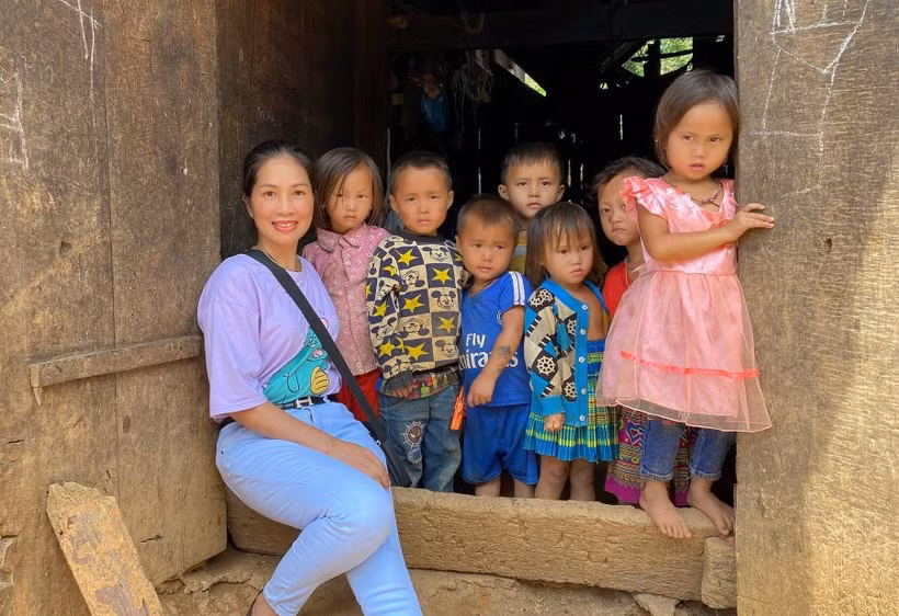 Cô Nguyễn Thị Hà bên các em học sinh. (Ảnh: GDTĐ)