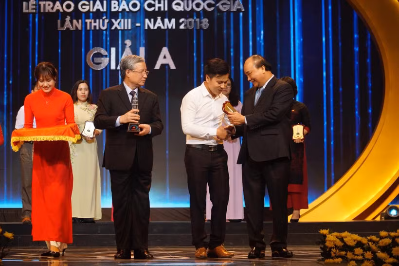 Phóng viên Võ Mạnh Hùng (Báo Điện tử VietnamPlus) nhận giải A với tác phẩm “Tội ác dưới những tán rừng xanh… Cửa đóng nhưng ruột vẫn rỗng.” (Ảnh: Minh Hiếu/Vietnam+)