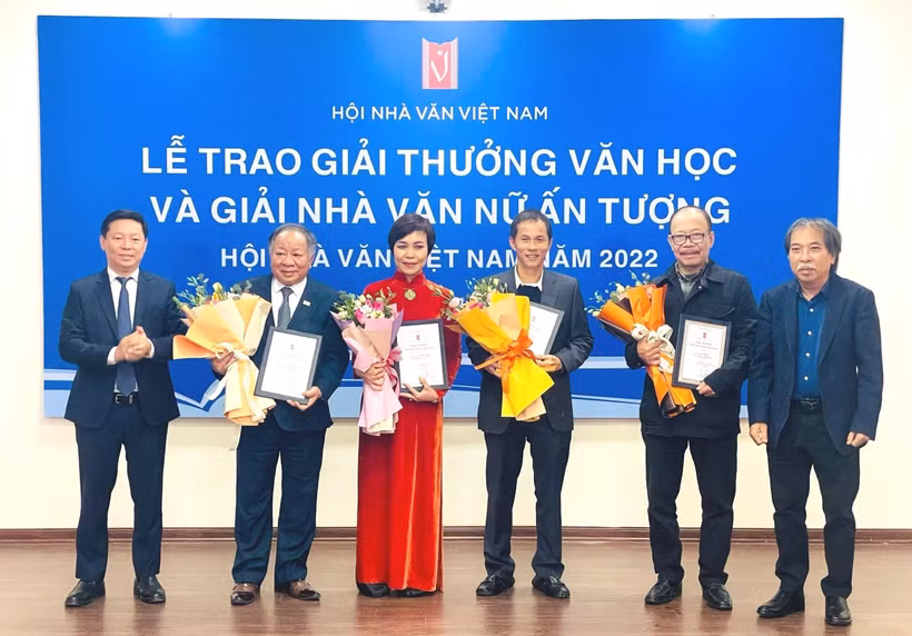 Các tác giả nhận giải thưởng của Hội Nhà văn Việt Nam. (Ảnh: Thanh Tùng/TTXVN)