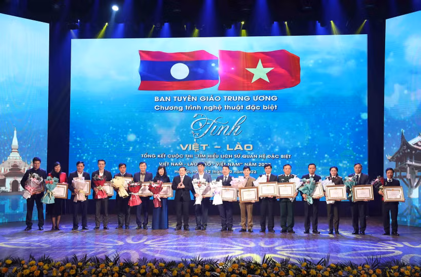 Tổng Biên tập Báo Điện tử VietnamPlus Trần Tiến Duẩn (thứ sáu từ trái sang) nhận Bằng khen của Ban Tuyên giáo Trung ương. (Ảnh: Phạm Kiên/Vietnam+)