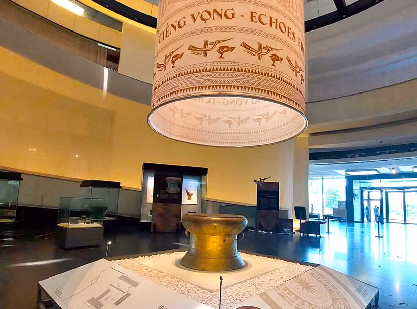 Trưng bày giới thiệu nhiều hiện vật trống đồng điển hình cho Văn hóa Đông Sơn. (Ảnh: Minh Thu/Vietnam+)
