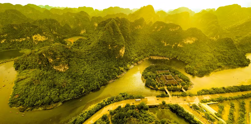 Danh thắng Tràng An thanh bình trong nắng Thu. (Ảnh: Minh Đức/TTXVN)