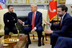 Tổng thống Mỹ Donald Trump (giữa) bất đồng quan điểm với Tổng thống Ukraine Volodymyr Zelensky (trái) về cuộc xung đột Nga-Ukraine trong hội đàm tại Nhà Trắng, ngày 28/2/2025. (Ảnh: Reuters/TTXVN)