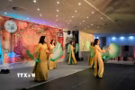 Duyên dáng tà áo dài dân tộc. (Ảnh: Nguyễn Hoàng Linh/Vietnam+)