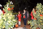 Người Việt tại Lào dẫn con cháu đến chùa lễ Phật dịp đầu năm để gìn giữ nét văn hóa truyền thống tốt đẹp của người Việt Nam. (Ảnh: Xuân Tú/TTXVN)