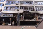 Một toà nhà bị hư hỏng sau vụ không kích của Nga xuống quận Shevchenkivskyi ở Thủ đô Kiev (Ukraine) ngày 21/7/2025. (Ảnh: THX/TTXVN)