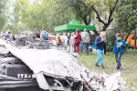 Các phương tiện bị phá huỷ sau vụ tấn công của Nga tại quận Sviatoshinskyi, Thủ đô Kiev (Ukraine) ngày 31/7/2025. (Ảnh: THX/TTXVN)
