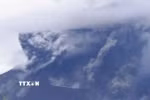 Núi lửa Sakurajima ở tỉnh Kagoshima (Nhật Bản) phun trào hồi tháng Bảy năm ngoái. (Ảnh: Kyodo/TTXVN)