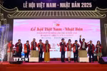Đại biểu thực hiện nghi thức đập, mời rượu để khai mạc Lễ hội. (Ảnh: Trần Lê Lâm/TTXVN)