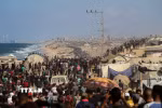 Người dân Palestine trở về nhà tại Dải Gaza, ngày 10/10/2025. (Ảnh: THX/TTXVN)