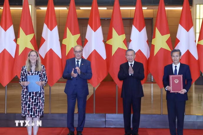 Tổng Bí thư, Chủ tịch nước Tô Lâm và Tổng thống Thụy Sĩ Guy Parmelin chứng kiến lễ trao các văn kiện hợp tác giữa hai nước. (Ảnh: Thống Nhất/TTXVN)