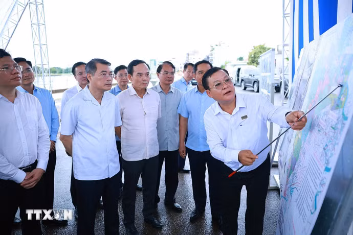 Thủ tướng Lê Minh Hưng kiểm tra thực địa Dự án xây dựng hạ tầng và cải tạo môi trường kênh Tham Lương-Bến Cát-Rạch Nước Lên, tại phường An Nhơn. (Ảnh: Dương Giang/TTXVN)