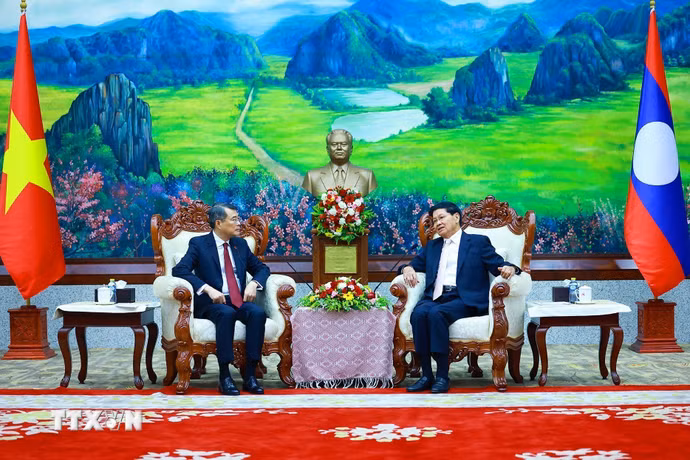 Thủ tướng Lê Minh Hưng hội kiến Tổng Bí thư, Chủ tịch nước Lào Thongloun Sisoulith. (Ảnh: Dương Giang/TTXVN)