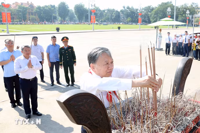 Tổng Bí thư, Chủ tịch nước Tô Lâm dâng hương tưởng nhớ Chủ tịch Hồ Chí Minh trước Lăng Bác. (Ảnh: Thống Nhất/TTXVN)