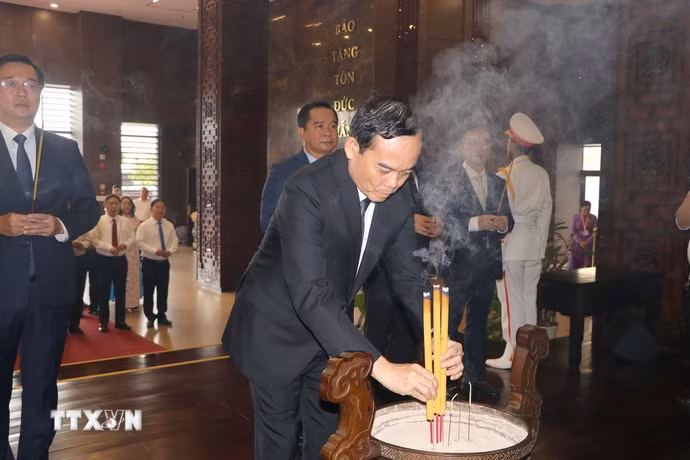 Bí thư Thành ủy Thành phố Hồ Chí Minh Trần Lưu Quang dâng hương tưởng nhớ Chủ tịch Tôn Đức Thắng tại Bảo tàng Tôn Đức Thắng. (Ảnh: Thanh Vũ/TTXVN)
