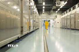Kỹ thuật viên làm việc tại một cơ sở hạt nhân của Iran. (Ảnh: IRNA/TTXVN)