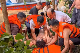 Lực lượng chức năng cứu 7 người sau vụ lật xuồng. (Ảnh: Trang thông tin xã Yên Bình)