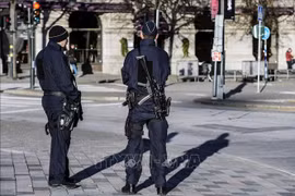 Cảnh sát Thụy Điển gác tại Quảng trường Gustaf Adolfs, trung tâm thủ đô Stockholm. (Ảnh tư liệu: AFP/TTXVN)