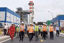 Phó Thủ tướng Bùi Thanh Sơn và Đoàn công tác của Chính phủ kiểm tra tiến độ xây dựng cụm dự án Nhà máy nhiệt điện Nhơn Trạch 3 và 4 tại tỉnh Đồng Nai. (Ảnh: VGP)