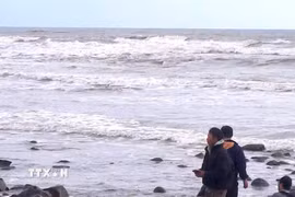 Thi thể ngư dân mất tích do chìm thuyền đánh cá được tìm thấy tại Mũi Si, xã Cửa Tùng. (Ảnh: TTXVN phát)