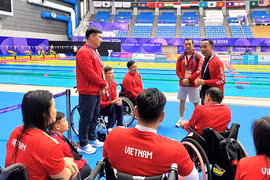 Trưởng đoàn TTNKT Việt Nam tham dự Asian Para Games 5 Nguyễn Trọng Hổ (đứng bên phải) động viên các vận động viên. (Ảnh: Đoàn TTNKT Việt Nam)