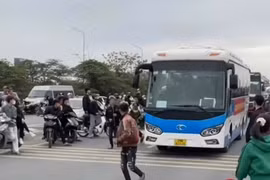 Đối tượng cản trở xe làm nhiệm vụ (Ảnh cắt từ clip)