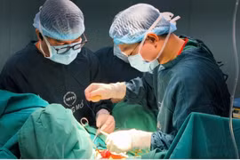 Các bác sỹ tiến hành phẫu thuật cho bệnh nhân. (Ảnh: BVCC)