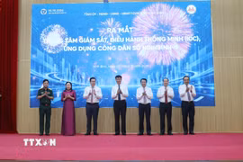 Đại biểu thực hiện nghi thức ra mắt Trung tâm giám sát Điều hành thông minh tỉnh Ninh Bình. (Ảnh: Thùy Dung/TTXVN)