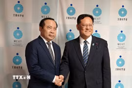 Bộ trưởng Vũ Hải Quân và Bộ trưởng Giáo dục, Văn hóa, Thể thao, Khoa học và Công nghệ Nhật Bản (MEXT) Seki Yoshihiro. (Ảnh: TTXVN)