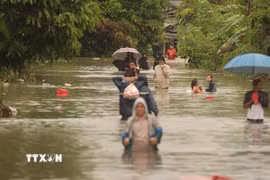 Cảnh ngập lụt tại Thái Lan. (Ảnh: THX/TTXVN phát)