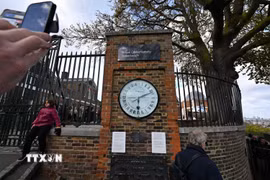 Đồng hồ Shepherd Gate tại lối vào Đài thiên văn Hoàng gia Greenwich, London, Anh. (Ảnh: THX/TTXVN phát)