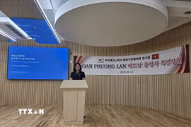 Tổng Lãnh sự Việt Nam tại thành phố Busan Đoàn Phương Lan phát biểu tại Tọa đàm. (Ảnh: Khánh Vân/TTXVN)