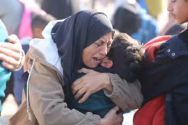 Người dân Palestine trở về nhà tại Dải Gaza ngày 27/1/2025. (Ảnh: THX/TTXVN)
