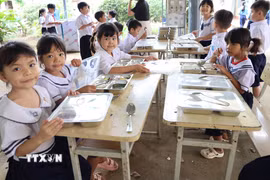 Bữa ăn bán trú của học sinh Trường Tiểu học & THCS Hưng Phước (xã Hưng Phước, thành phố Đồng Nai). (Ảnh: K GỬIH/TTXVN)