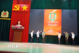 Các đại biểu thực hiện nghi thức ra mắt Ứng dụng (App) “Công an An Giangn gần dân, sát dân, vì nhân dân phục vụ”. (Ảnh: Văn Sĩ/TTXVN)