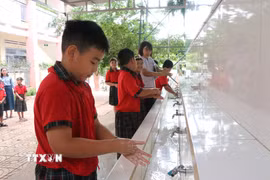 Học sinh Trường Tiểu học Tô Hiệu, phường Ea Kao, tỉnh Đắk Lắk, thực hiện vệ sinh tay, chủ động phòng, chống bệnh truyền nhiễm. (Ảnh: Nguyên Dung/TTXVN)