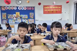 Giờ ăn trưa 14/9/2026 của học sinh Trường Tiểu học - Trung học cơ sở Lý Thường Kiệt (phường Văn Miếu - Quốc Tử Giám, Hà Nội). (Ảnh: Nguyễn Cúc/TTXVN)