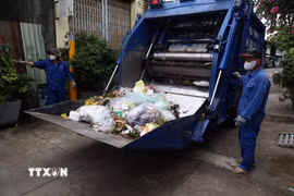 Công nhân thu gom rác sinh hoạt trên địa bàn xã Tân Vĩnh Lộc, TP. Hồ Chí Minh. (Ảnh: Hồng Đạt/TTXVN)