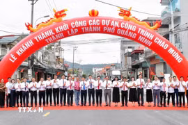 Các đại biểu thực hiện nghi lễ khởi công, khánh thành các dự án, công trình. (Ảnh: TTXVN phát)