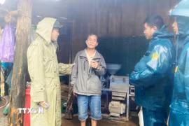 Lực lượng vũ trang tỉnh Quảng Trị sát cánh cùng nhân dân ứng phó, khắc phục hậu quả thiên tai. (Ảnh: TTXVN phát)