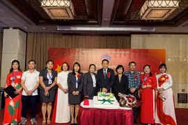 Tổng Lãnh sự Việt Nam tại Hong Kong và Macau Lê Đức Hạnh (đứng thứ 4, từ bên phải) và Ban chấp hành cùng chào mừng kỷ niệm 4 năm thành lập Hiệp hội. (Ảnh: Mạc Luyện/TTXVN)
