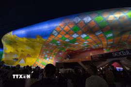 Người dân và du khách thưởng thức các màn trình diễn nghệ thuật ánh sáng tại Seoul, Hàn Quốc, ngày 8/9/2026. (Ảnh: THX/TTXVN phát)